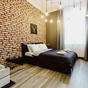  Apartment Leo Main Square